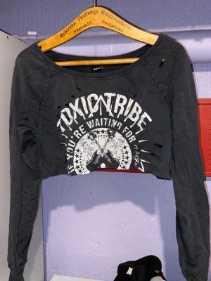 Kort tröja - grunge - Kort klippt tröja med tryck  St xs 