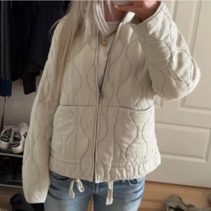 Vårjacka  - As snygg  vårjacka i en creme vit färg!! Har inga defekter! Skriv gärna om du har frågor 