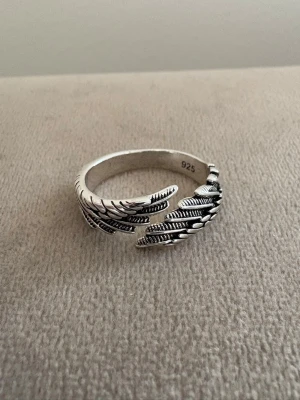 Handgjord Silver 925 Sterling Ring - Detaljer, Vingar - Justerbar  - Handgjord Silver 925 Sterling Ring - Detaljer, Vingar  - Material: Äkta Sterling Silver (925-silverstämpel)   - Design: Handgjord, Detaljer, Vingar - Passar: Kvinna – justerbar/bekväm passform   - Skick: Helt ny   - Frakt: Alltid snabb leverans   💫 Se även mina övriga annonser för fler stilrena silverringar. Mängdrabatt tillämpas 💫
