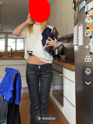 Svarta skinbyxor  - Säljer dessa skinbyxor från Nelly som inte säljs längre. Dome i bra skick och har inga defekter 