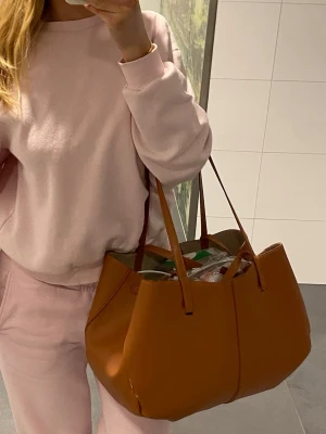 Stor brun väska - Säljer en rymlig väska i brun skinnimitation