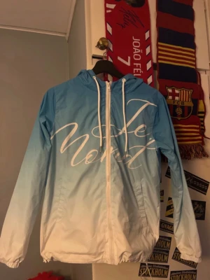 Je mond vindjacka - Säljer en fin je mond jacka säljer på grund av den är för liten storlek M fast passar S pris kan diskuteras 