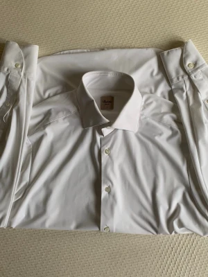 Stenströms Skjorta – Vit  - Skick: Mycket fint skick (se bilder).  Material: 100% bomull.  En stilren och tidlös skjorta som passar både arbete och fest.