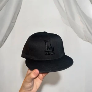 Hel Svart LA Keps - Hel Svart LA Keps i storlek 55,8 (7). Helt ny oanvänd. Kan passa 54,8.