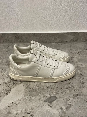 Vita Valentino Garavani sneakers - Valentino Flycrew || Storlek 41 (passar något större) || Skorna är i mycket bra skick || Tveka inte på att höra av dig vid frågor eller funderingar 