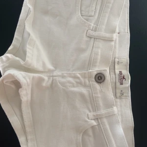 Vita jeansshorts från Hollister - Säljer ett par fina vita jeans shorts från hollister som är lågmidjade och i storleken w25💓💓