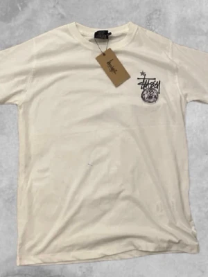 Vit Stüssy t-shirt - Säljer nu en vit stüssy T-shirt i storlek S! Aldrig använd!