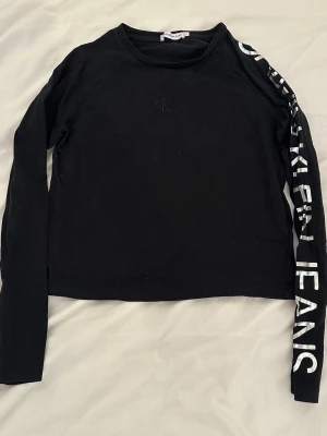 Svart långärmad topp från Calvin Klein - Säljer denna svarta långärmade toppen från Calvin Klein🫶🏼🫶🏼