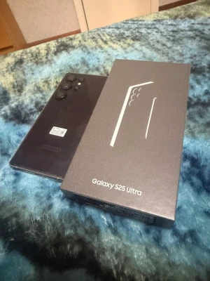 Samsung Galaxy S25 Ultra svart - Samsung Galaxy S25 Ultra i svart med stor skärm och flera bakre kameror. Telefonen har en stilren, kantig design och levereras med en S Pen för smidig anteckning och kreativitet. Lådan och tillbehör som penna ingår. Perfekt för dig som vill ha en kraftfull Android-mobil.