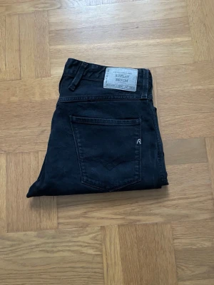 Replay Anbass  - Säljer ett par svarta Replay Anbass i fint skick.                                                           W=34 L=34                                                       Skriv vid funderingar eller diskutioner om pris🙌✨🤝
