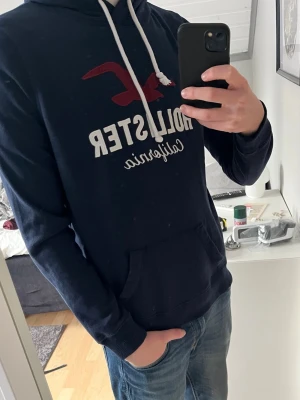 Hollister hoodie - Säljer nu en Hollister hoodie. Skick 9/10. Modellen är 183 och väger 67 kilo. Skriv om ni har några funderingar.