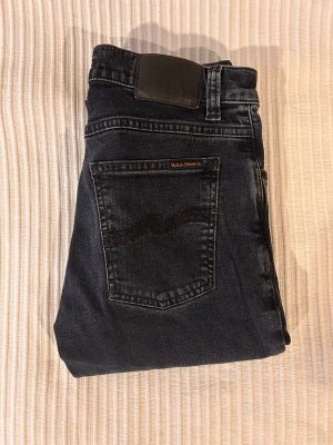 Nudie jeans - Ett par riktigt snygga mörkblå nudie jeans. De är i mycket bra skick och storlek 29:32. Hör av er vid eventuella funderingar!✅💬