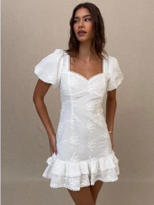 Student klänning - Superfin vit kort klänning med puffärmar och volang nedtill. Superfin studentklänning. Helt oanvänd med prislapp kvar, säljer då jag inte hann lämna tillbaka 💕