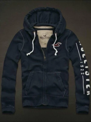 Vintage Hollister Zip-Hoodie - Säljer denna otroligt feta och sällsynta Hollister zip hoodien! | Mycket bra skick | Storlek S | Längd ≈ 64cm, Bredd armhåla -armhåla ≈ 52cm | Modell 175cm, 68kg |