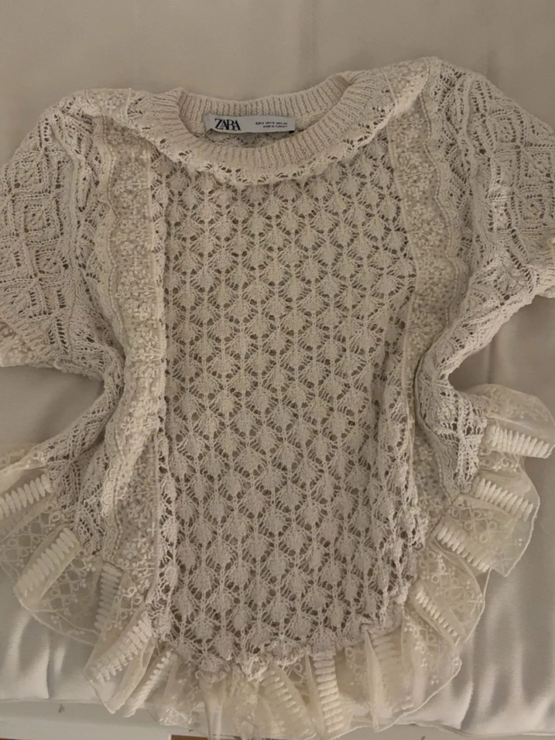Vit spetsblus med volang från Zara