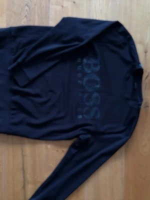 Hugo boss - Svart boss tröja, bra skick, Str M, kom privat för fler frågor