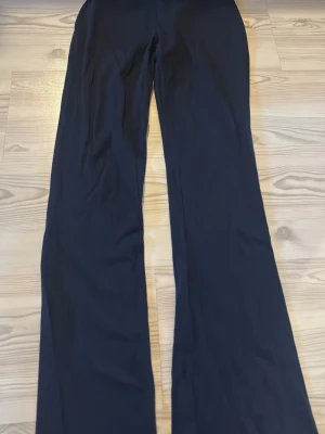 mörk blåa youga pants  - Säljer ett par mörk blåa yoga pants från Gina tricot det finns en liten defekt längst ner. 