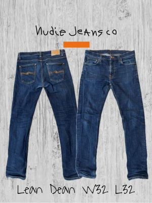 Nudie Jeans Lean Dean blå jeans - Säljer ett par ” Dry 16 dips”  Lean Dean jeans från Nudie Jeans. W32,L32 Ett par riktigt snygga jeans med perfekt passform för dig som gillar lite smalare byxor, Obs, Nudie’s ”Lean Dean” är otvättad jeans vilket innebär att den krymper vid tvätt, De är redan smalare i passform pga tidigare tvätt så rekommenderar att låta dem vara otvättade, Skriv gärna om du har några frågor😊 