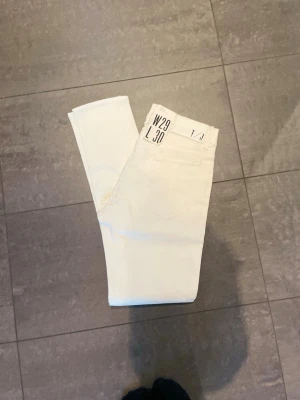 Tiger of Sweden jeans nya - Helt nya vita jeans ifrån tiger of Sweden med prislappen kvar på. Jeansen är i w29 L30 och modellen är slim. 