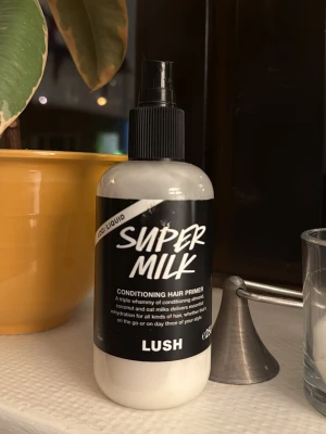Lush super milk  - Säljer min super milk då den inte kommer till användning och står och skräpar i skåpet. Luktar väldigt gott och gör håret väldigt mjukt och fint. Lite mindre än hälften kvar av 250g (stora flaskan), nypris 420kr