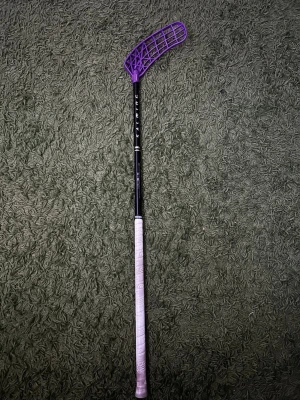 Salming Carbon pro rd - Säljer min Salming Carbon pro rd i 27 flex, den är 98cm. Jag säljer för att jag vill testa annat. Byten mot oxdog är intressant. Nypris 1899kr. Kan även fås med extra blad.