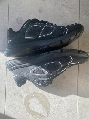 Svart skor h&m - Ett par svarta skor från h&m, nästan helt nya utan box!