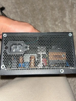 Svart nätaggregat till stationär dator - 500W 80+ Gold nätaggregat – Bra skick  Säljer ett 500W nätaggregat (80+ Gold) från Acer Predator gamingdator.  Fungerar felfritt och är i bra skick.  ✅ 80+ Gold certifiering✅ Stabil och pålitlig✅ Passar enklare gaming  Perfekt för budgetbygge eller reservdel.  💰 Pris: 850 kr (kan diskuteras)  Skicka meddelande vid intresse 👍 (Endast upphämtning som gäller)