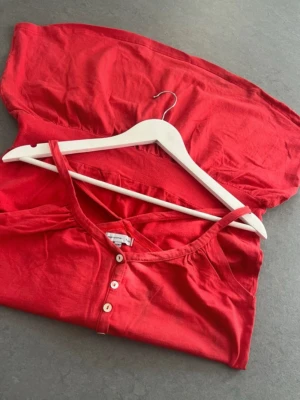 Klänning - Snygg röd klänning från Casual Woman❤️