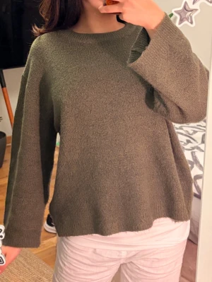 Olivgrön oversized stickad tröja🌸🫒 - Mysig olivgrön stickad tröja med avslappnad, oversized passform och rund halsringning. Tröjan har långa ärmar och är tillverkad i ett mjukt, lätt material som passar perfekt för lager på lager. 