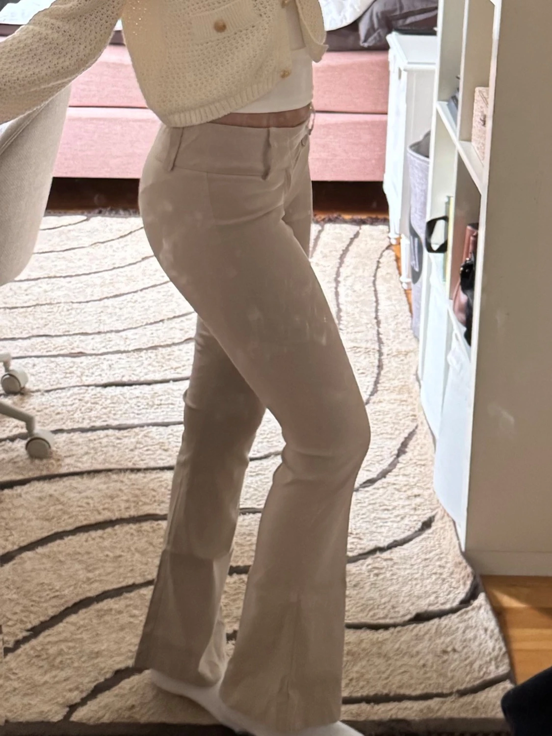 Beige bootcut byxor med dubbelknapp - 1