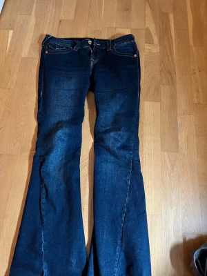 true religion jeans - säljer mina true religion jeans i modellen Joey, low rise flare då dom inte längre används, storlek 28 i midjan, passar bra i längden på mig som är 165. nypris 1299, säljer för 900 men kan gå ner i pris vid snabb och smidig affär. sparsamt använda och i fint skick🩷