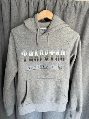 Trapstar tracksuit  - Säljer denna rikigt feta Trapstar tracksuiten med 2 gömda fickor en vid magen på hoodien och vid benet på byxorna. Använd några gånger men nyttskick annars!