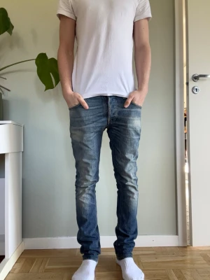 Nudie Jeans - Slim fit, blå, 30/32, nypris 1799, väldigt bra skick
