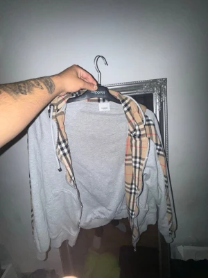 Burberry zip Hoodie (grå) - Billigt pris, passar ej mig mer så säljer det. Är S/M
