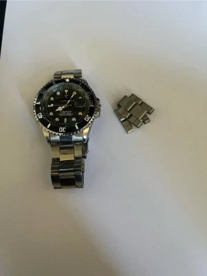 Silverfärgad armbandsklocka - Tjena !  Säljer denna klocka , ni ser själva vad det är för klocka priset är inte det jag ska sälja den för ni får buda på den fler bilder finns i dm det är unisex men mer åt man hållet 