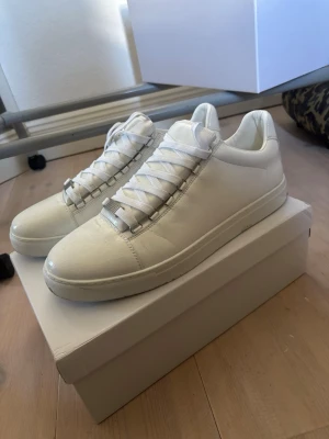Balenciaga arena (tar emot prisförslag) - Storlek 45. Skit bra skick, kommer tvättas. Skriv vid minsta lilla fundering! (Du vet exakt varför priset är så lågt, kina) 