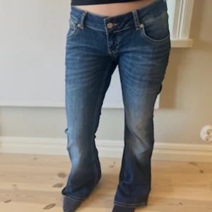 Blå bootcut jeans med låg midja - Säljer ett par blå bootcut jeans med väldigt låg midja, det är bara att skriva om frågor och dem är knappt använda💞😊tror dem kostar 400 kr nya, säljs då dem är för stora. Jag är 173 cm och tycker att längden är perfekt!💞