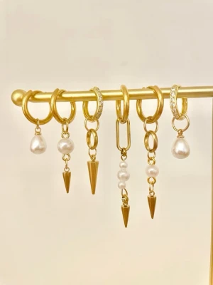 Örhängen  - Laika💕💕💕egengjorda och designade örhängen i rostfritt stål, gjorda med kärlek. 129 kr/par, 139 kr/ glittriga par. Erbjudande på alla örhängen på bild 4 & 5🥰 110 kr/par, 195 kr/2 par. Erbjudande bild 6: alla 4 paren på bilden för 270 kr 