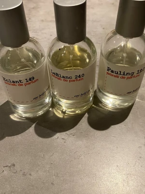 One bold chemist parfymer tre styckna  - Säljer tre stilrena parfymflaskor från One bold chemist : Éclant 149, LeBlanc 240 och Pauling 190. Flaskorna är genomskinliga med silverfärgade lock och har minimalistiska vita etiketter med svart och orange text. Perfekt för dig som gillar unika dofter och snygg design. Dom är använda lite men finns mycket parfym kvar i dom 