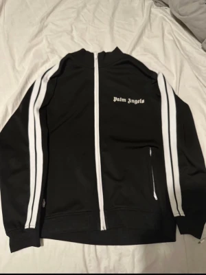 Palm angels zip up  - Säljer min Palm angels zip up har ingen användning till den, jätte bra skick