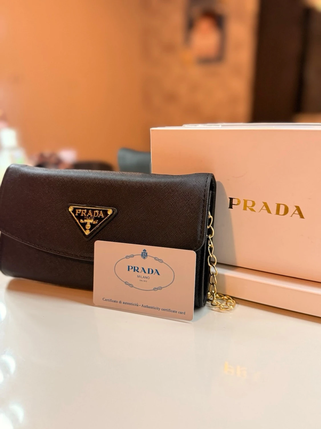Svart handväska från Prada med kedja - 1