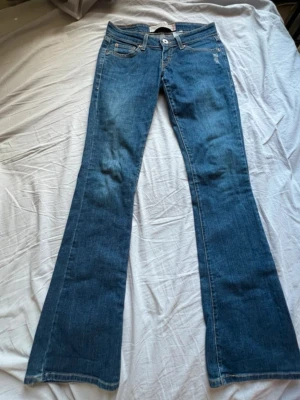 Superlow bootcut Levi’s jeans  - Utsvängda Levi’s jeans i modellen ”524 Too superlow bootcut”  Midjemått - ca 38 cm Innerbenslängd - 85 Jättefint skick💕 (Kommer inte gå ner i pris❗️)