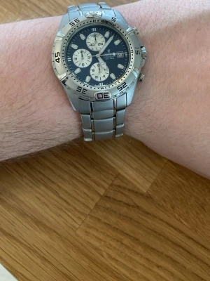 Festina Diver F16169 40mm Herrklocka - Säljer en snygg stilren dykarklocka från schweiziska Festina i nyskick enligt bilder. Enstaka tecken på användning, inga repor. Fungerar bra, schweiziskt urverk, originalarmband i rostfritt stål, datumvisare, vattentät till 100 meter, osv. Behöver bara nytt batteri. Modell: 16169 mörkblå.  Nypris: 1800 SEK Begagnat pris: 1000 SEK Mitt pris: 589 SEK  Skickas alltid snabbt och spårbart (ofta samma dag) eller hämtas i Glumslöv.  Hör av dig vid frågor och se gärna mina andra annonser också! 