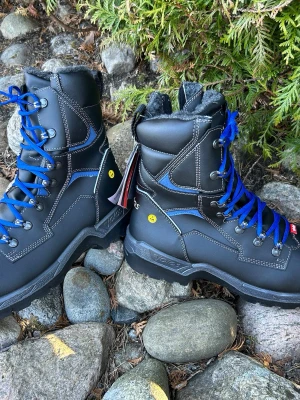 Arbetsskor(46)Skyddskängor,Jalas  - Hej och välkommen.   Du kollar på ett par riktigt schysta arbetskängor av kvalitetsmäket Jalas 1378 i strl 46  Helt nya.   Varmfodrad och vattentät skyddskänga som även klarar av hårda tag i dom flesta väder året om.   Behaglig stötdämpning och stöd runt om och under fot.  Smidiga dragkedjor på insidan.   Nypris ca 2500:-   Varm vinterfodrad skyddskänga med dragkedja, snölås, tåhätta i komposit , spiktrampskydd samt värmebeständig sula. 