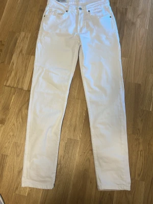 Vita skinny jeans - Säljer ett par vita skinny jeans med klassisk femficksdesign. Jeansen har en smal passform och är tillverkade i ett stretchigt material för extra komfort. Perfekta att matcha med en oversized hoodie eller crop top.