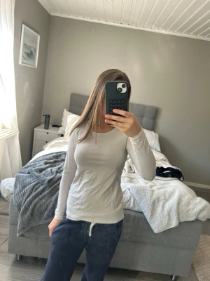 Vit långärmad basic topp - Säljer en enkel och stilren vit långärmad topp i mjukt och stretchigt material 💞💞