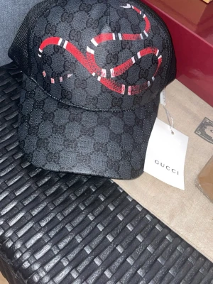 Gu$$i keps  - Säljer en helt ny och väldigt snygg keps! Den är helt oanvänd och mycket fint skick, pris 319:- vid frågor eller annat så är det bara att skriva :)