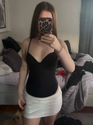 Svart body med tunna axelband - Säljer en svart body med tunna axelband och bygelkupor. Bodyn har en djup urringning och axelbandet går att justera❤️