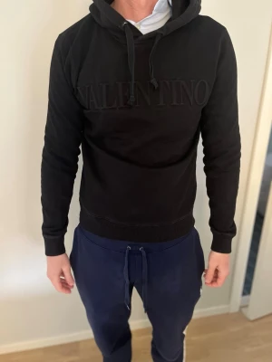 Valentino Hoodie S - Tja! Säljer nu denna riktigt feta Valentino Hoodie i storlek M, den sitter som en S. Givetvis äkta, qr kod med äkthetsverifiering osv finns. Hör av dig om du undrar något! 