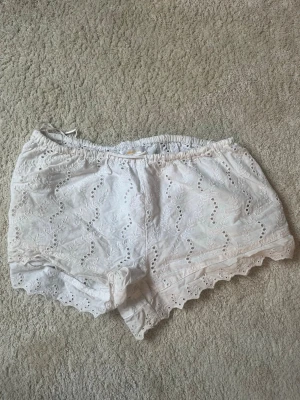Spets/linne shorts - Jag säljer ett par jätte söta spetsshorts som är perfekt nu till somarren om man vill ha på sig nått mer lättklätt 